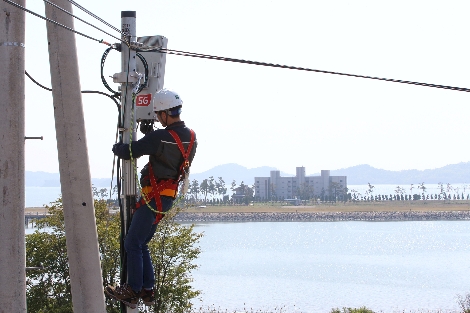KT 직원이 무안군에 구축한 5G 기지국을 점검하고 있다. (사진=KT)