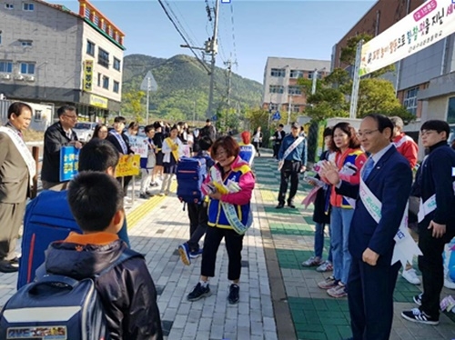 유관기관 합동 캠페인을 벌이고 있다.(사진제공=대구달성경찰서)