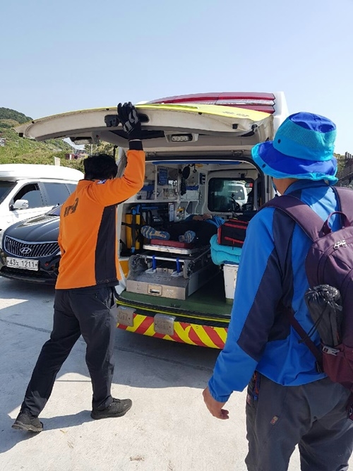 응급환자를 이송조치하고 있다.(사진제공=부산해양경찰서)