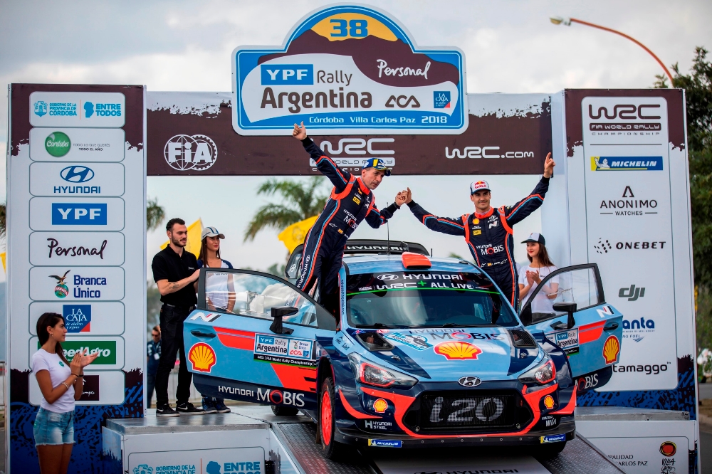 (오른쪽)다니 소르도와 카를로스 델 바리오(Carlos Del Barrio, 다니 소르도의 Co-driver)가 ‘2018 WRC 5차 대회 아르헨티나 랠리’를 마친 뒤 기념촬영을 하고 있는 모습.(사진=현대자동차)