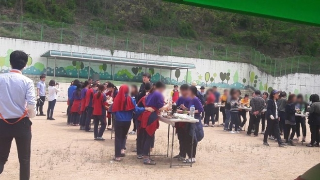 운동장에서 삼겹살파티를 하고 있다.(사진제공=안양 정심여자정보산업학교)