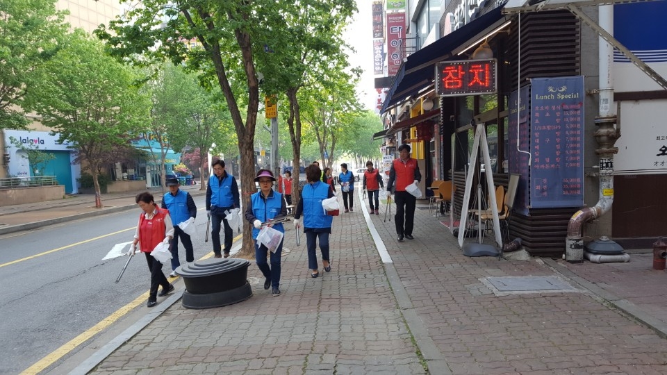한국마사회 일산문화공감센터(센터장 박진우)는 지난 28일 장항동 클린데이를 맞아 일산문화공감센터 인근의 라페스타 일대 주변을 청소하며 환경정화도 병행해서 실시했다고 밝혔다.(사진=한국마사회 일산문화공감센터)