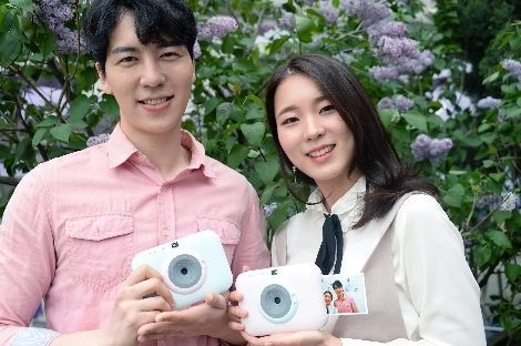 LG전자가 즉석카메라와 모바일 포토프린터를 하나로 합친 ‘포켓포토 스냅(모델명: PC389)’을 출시한다. (사진=LG전자)