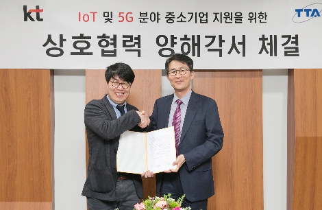 KT 컨버전스기획담당 김근영 상무(좌측)와 TTA 정보통신시험인증연구소 박용범 소장(우측)가 업무협약 체결 행사를 마치고 기념촬영을 하고 있다. (사진=KT)
