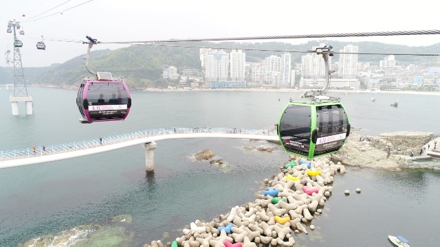 송도해상케이블카에 랩핑 홍보를 하고있다.(사진제공=부산시선거관리위원회)