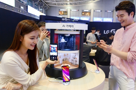 4일 모델이 서울 용산역에 설치된 ‘LG G7 ThinQ 스퀘어’에서 LG G7 ThinQ 를 소개하고 있다. (사진=LG전자)