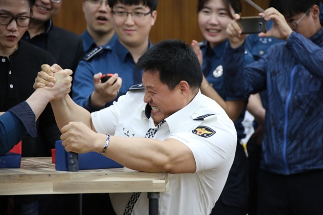 팔씨름 대회에서 힘을 겨루고 있는 경찰.
