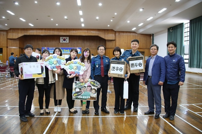 팔씨름대회 수상자들이 기념촬영을 하고 있다.〈사진제공=경남지방경찰청〉