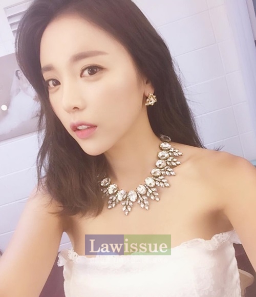 홍진영, 오프숄더 드레스 입고 우윳빛 피부 뽐내...청순美 대폭발