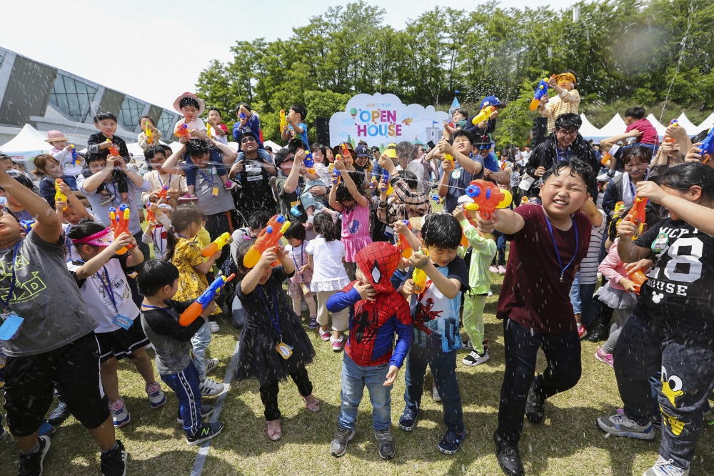 지난 5일 충북 청주시의 GC녹십자 오창공장에서 개최된 ‘오픈하우스’ 행사에서 임직원 가족이 레크레이션에 참여하고 있다. (사진= GC녹십자)