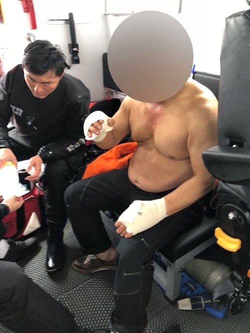 화상환자를 긴급 이송하고 있다.(사진제공=부산해양경찰서)