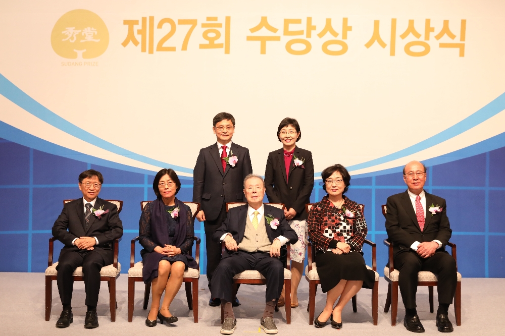 삼양그룹 수당재단은 8일 서울 소공동 롯데호텔에서 김상하 이사장(앞줄 가운데) 등이 참석한 가운데 ‘제27회 수당상 시상식’을 개최했다. (사진=삼양그룹)