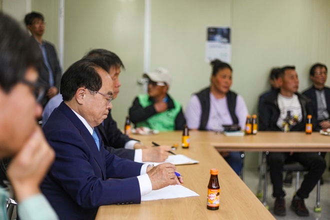 오거돈 부산시장 후보와 김용원 변호사가 형제복지원 피해자들과 간담회를 갖고 있다.(사진제공=오거돈 캠프〉