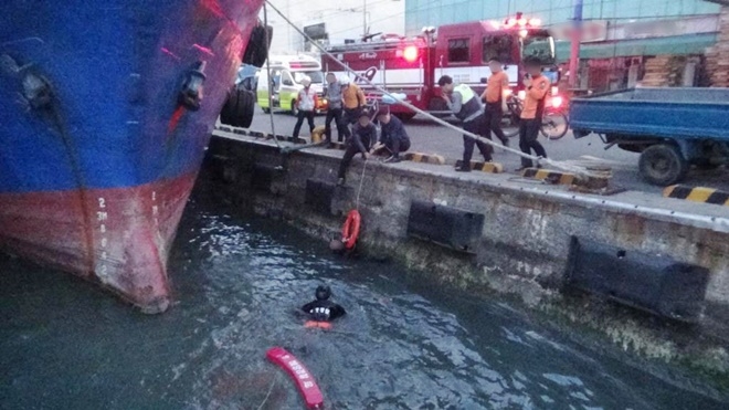 익수자를 구조하고 있다.(사진제공=부산해양경찰서)