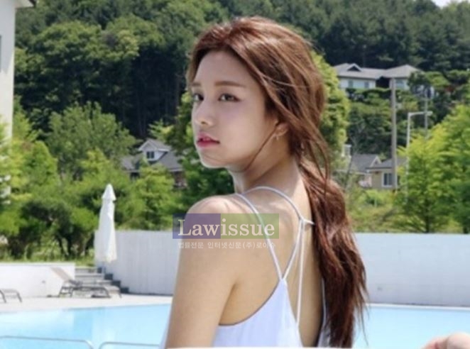 청순美 속 고혹적 매력...라붐 솔빈, 가녀린 어깨라인까지 돋보여