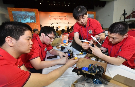 지난 5월 9일과 10일 양일간에 걸쳐 열린 ‘SK텔레콤 2018 장애청소년 ICT 메이커톤 대회’에 참가한 청소년들이 열띤 경쟁을 펼치고 있다. (사진=SK텔레콤)