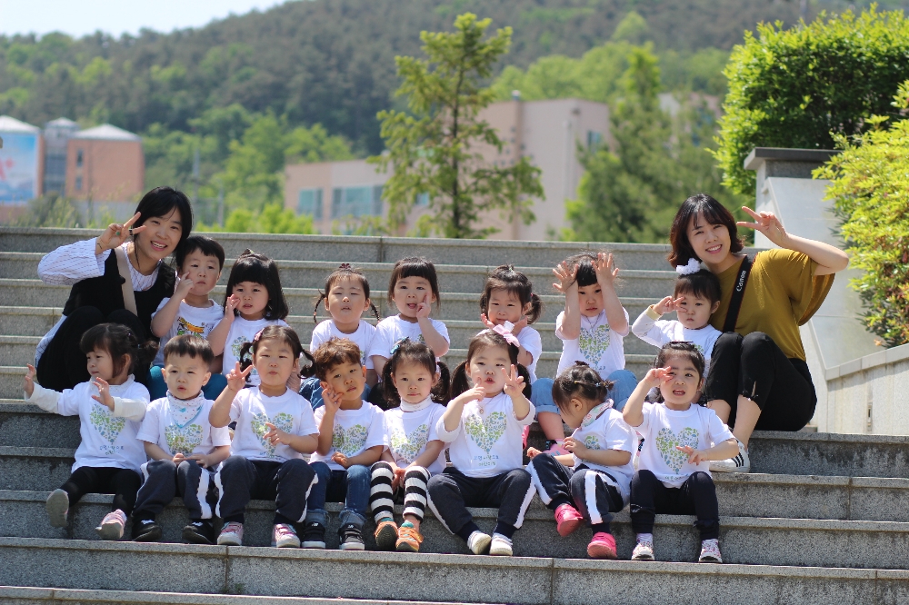 진천장관1단지 부영 사랑으로 어린이집 원아들이 부영 측이 선물한 어린이날 단체 티셔츠를 입고 있다.(사진=부영)