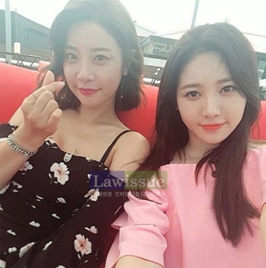 손 하트 속 가녀린 쇄골라인 뽐내...소진, 옆에 美女는 누구?