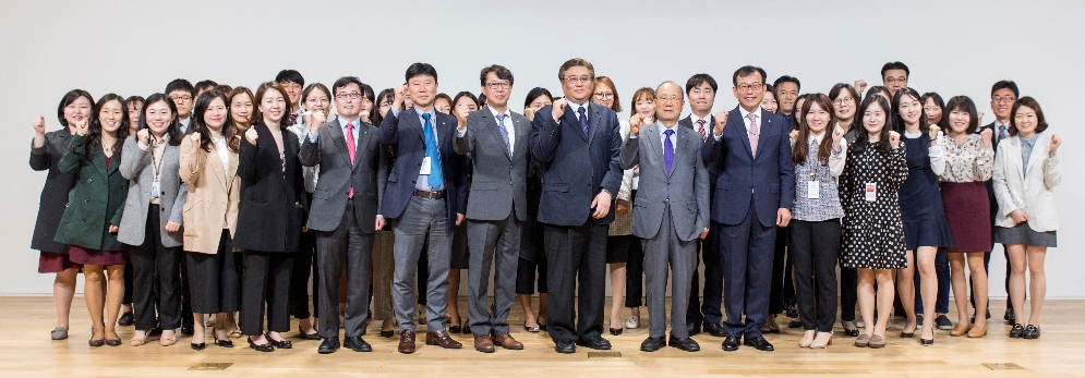 14일 종로구 보령빌딩 중보홀에서 진행된 서울연구소 설립 5주년 기념식에서 보령제약그룹 김승호회장(앞줄 오른쪽에서 일곱번째), 보령제약 최태홍사장(앞줄 오른쪽에서 여섯번째), 서울연구소 최성준소장(앞줄 오른쪽에서 여덟번째) 등 임직원들이 기념사진을 찍고 있다. (사진=보령제약)