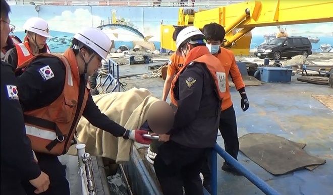 응급환자를 긴급이송하고 있다.(사진제공=부산해양경찰서)