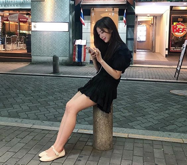 윤채경, 긴 머리 늘어뜨린 채....부러질 듯 가느다란 곡선