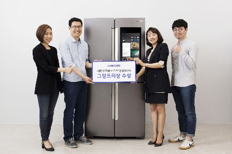 삼성전자 생활가전사업부 UX 디자이너들이 인간공학디자인상 그랑프리를 수상한 'T9000 패밀리허브' 제품을 소개하고 있다. (사진=삼성전자)