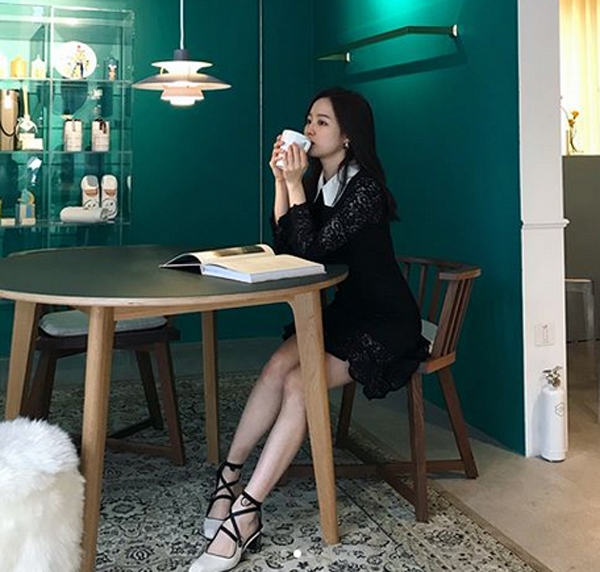 배윤경, '긴생머리 찰랑찰랑...여리여리 가느다란 곡선'