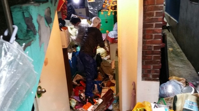 사회봉사대상자들이 쓰러기더미를 치우고 있다.(사진제공=서울서부준법지원센터)