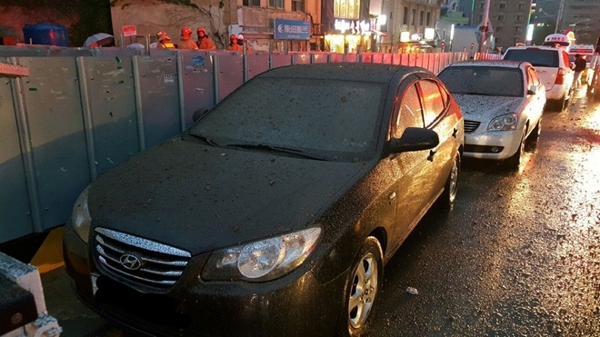 주변차량들이 흙으로 뒤덮여 있다.(사진제공=부산지방경찰청)