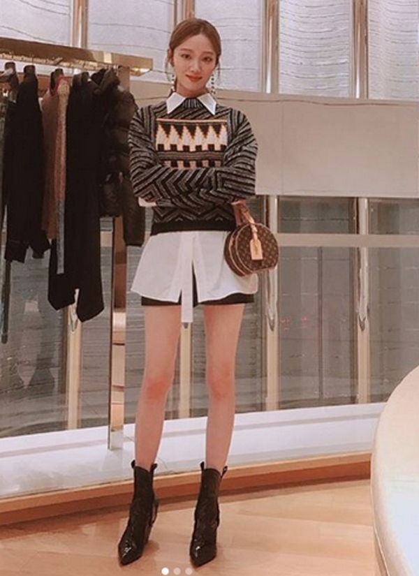 이성경, 머리 질끈 묶고 팔짱낀 채....부러질 듯 11자 젓가락 가녀림