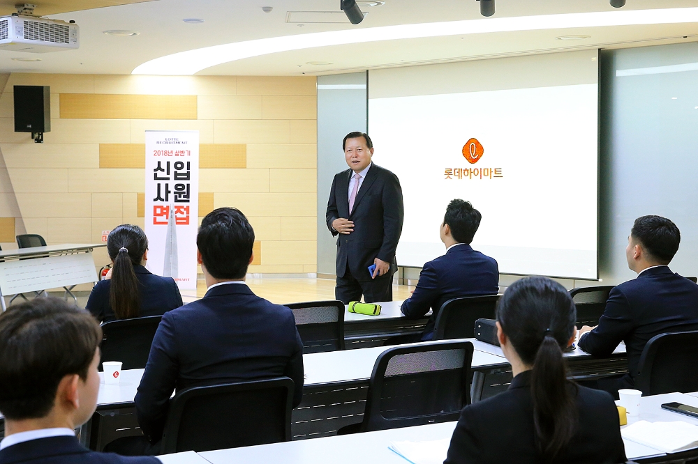 황각규부회장, 롯데하이마트 채용현장 방문 (사진=롯데지주)