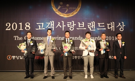 ‘2018 고객사랑브랜드대상’ 시상식에서 스크린야구 브랜드 대상을 수상한 레전드야구존 김병준 대표(왼쪽에서 세번째) (사진=레전드야구존)