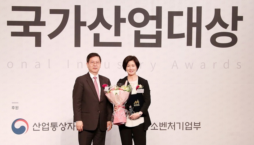 조주연 한국맥도날드 사장이 ‘2018 국가산업대상’ 시상식에서 수상을 하고 있다. 왼쪽은 김태현 산업정책연구원 이사장 (사진=맥도날드)