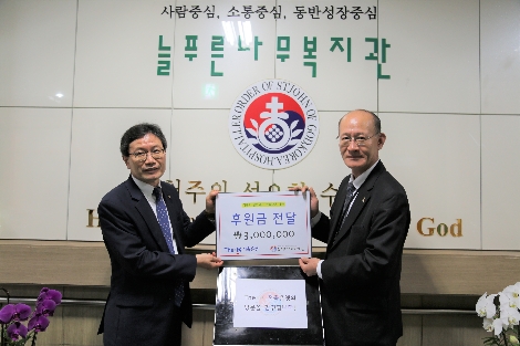배재환 더케이저축은행 대표(왼쪽)가 늘푸른나무복지관에 후원금 전달하며 기념사진을 촬영하고 있다. (사진=더케이저축은행)