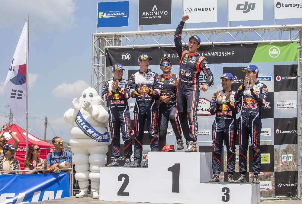 ‘2018 WRC 포르투갈 랠리’에서 우승을 차지한 (우)티에리 누빌과 (좌)니콜라스 질술(Nicolas Gilsou, 티에리 누빌의 Co-Driver)이 1위 포디움에 올라 기념 촬영을 하고 있는 모습.(사진=현대자동차)