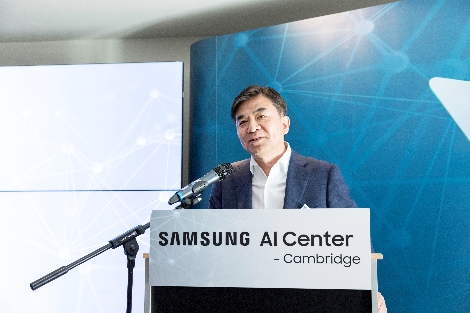 22일(현지시간) 열린 영국 케임브리지 AI 센터의 개소식에서 삼성 리서치 소장을 겸임하고 있는 김현석 CE 부문 대표이사가 환영사를 하고 있다. (사진=삼성전자)