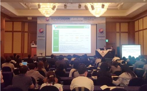 지난 18일 열린 대한고혈압학회 춘계학술대회에서 전남의대 김계훈 교수와 고려의대 홍순준 교수가 주제발표를 하고 있다. (사진=한미약품)