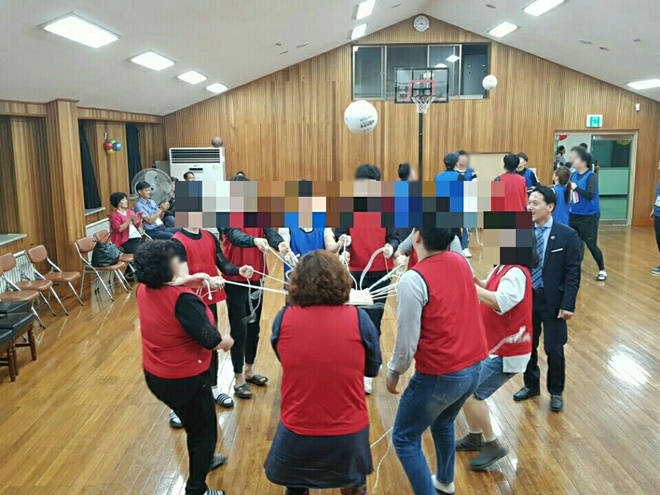 캠프 참가자들이 게임을 통해 가족애를 쌓고 있다.(사진제공=울산준법지원센터)