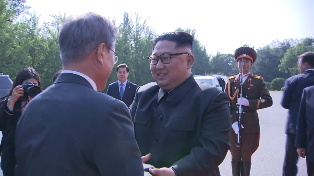 문재인 대통령이 26일 오후 북측 통일각에서 김정은 국무위원회 위원장과 회담을 마치고 나서며 악수하고 있다. 2018.05.26. (사진 =청와대 제공 영상 캡쳐)