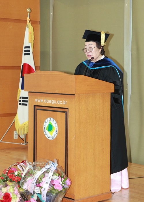 이용수 할머니가 명예철학박사 학위를 수여받고 인사말을 하고 있다.