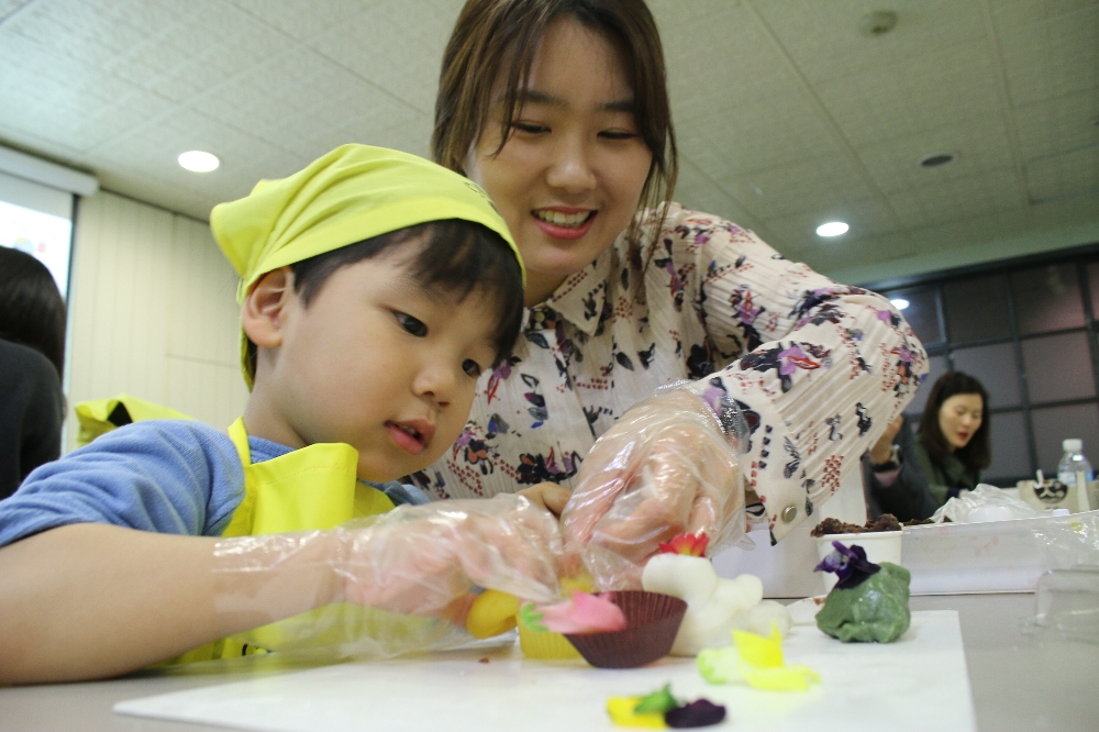 CJ프레시웨이 패밀리 쿠킹클래스에 참여한 임직원 가족 (사진=CJ프레시웨이)