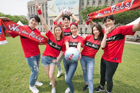 KT의 모델들이 서울광장에서 1일 열리는 축구 국가대표 평가전(대한민국 대 보스니아)의 거리 응원 행사를 홍보하고 있다. (사진=KT)