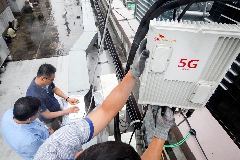 SK텔레콤 구성원들이 서울 강남구 테헤란로의 한 건물에서 5G 중계기 성능을 테스트하고 있는 모습. (사진=SK텔레콤)