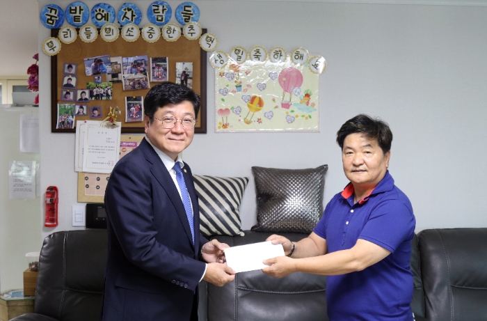 여성장애인 성폭력피해자 보호시설 ‘꿈밭에사람들’에 후원금 전달(좌측이 서울지방변호사회 이찬희 회장)