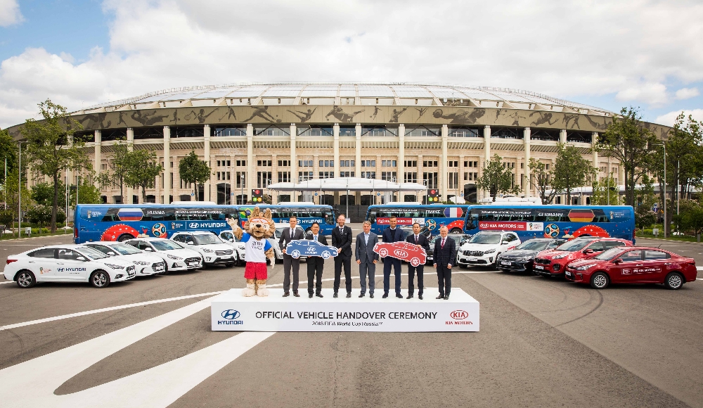 현대·기아차, ‘2018 FIFA 러시아 월드컵’ 공식차량 전달식에 참석한 (왼쪽부터) 2018 FIFA 러시아 월드컵 공식 마스코트 자비바카(Zabivaka), 알렉세이 칼리체프(Alexey Kalitsev) 현대차 러시아 법인 임원, 오익균 현대차 러시아 법인장, 제이 노이하우스(Jay Neuhaus) FIFA 마케팅 담당 임원, 알렉세이 소로킨(Alexey Sorokin) 대회 조직위원회 (LOC) 위원장, 네마냐 비디치 (Nemanja Vidic) FIFA 홍보대사, 정원정 기아차 러시아 법인장, 발레리 타라카노프(Valeriy Tarakanov) 기아차 러시아 법인 마케팅 임원이 기념촬영을 하고 있는 모습.(사진=현대.기아자동차)