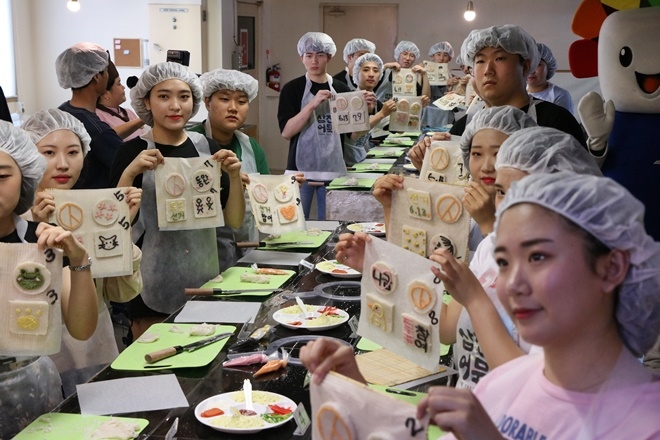 보팅 어묵을 들어 보이고 있다.(사진제공=부산선관위)