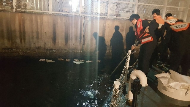 해경이 방제작업을 하고있다.(사진제공=부산해양경찰서)