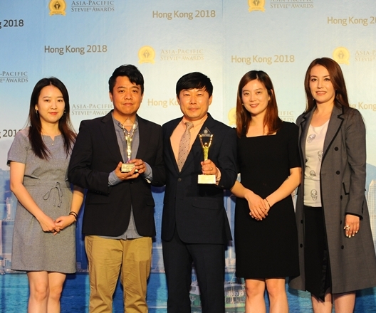 ▲(가운데)에듀윌 마케팅커뮤니케이션실 이진수 실장, (오른쪽 맨끝) 2018 아시아-태평양 스티비 어워즈 사회자 리사 켈리. (사진=에듀윌)