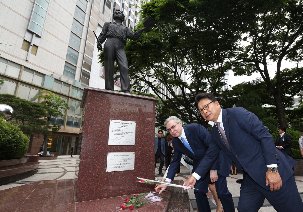 지난 4일 롯데호텔서울에서 열린 ‘알렉산드르 뿌쉬낀 기념 시 낭송회’에서 롯데호텔 김정환 대표이사(오른쪽)와 알렉산드르 티모닌 주한러시아대사가 푸쉬낀 동상에 기념 헌화를 하고 있다.(사진=롯데호텔서울)