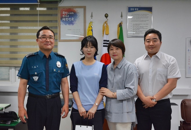 윤영진 서장이 SC제일은행 창선동지점 창구직원(28·여)에게 감사장을 전달하고 기념촬영을 하고 있다.(사진제공=부산지방경찰청)